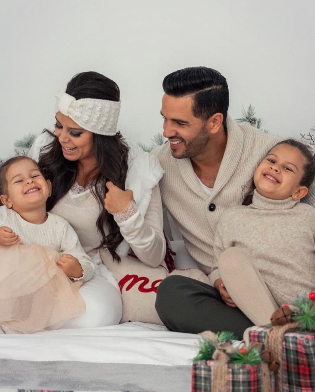 Acá lo vemos junto a su hermosa familia, que nos llena el corazón de lo alegres que están los cuatro juntitos y calientitos.