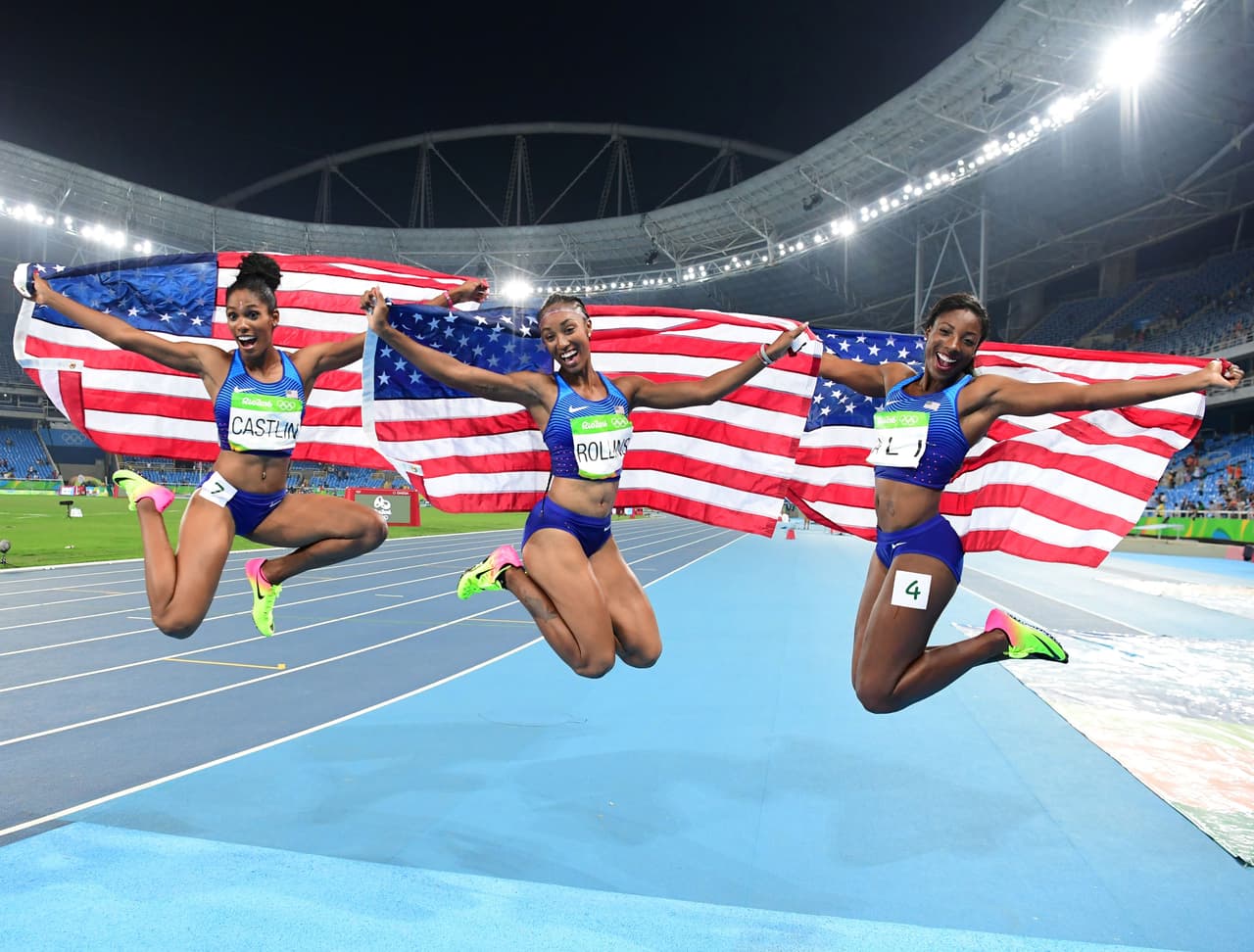 Las corredoras norteamericanas Kristi Castlin, Brianna Rollins y Nia Ali ganaron bronce, oro y plata, respectivamente, para su país en los 100 metros con vallas. Las recordaremos por ser la primera vez que tres corredoras de un mismo país se llevan los tres primeros lugares en una final... y por este salto con sus banderas.