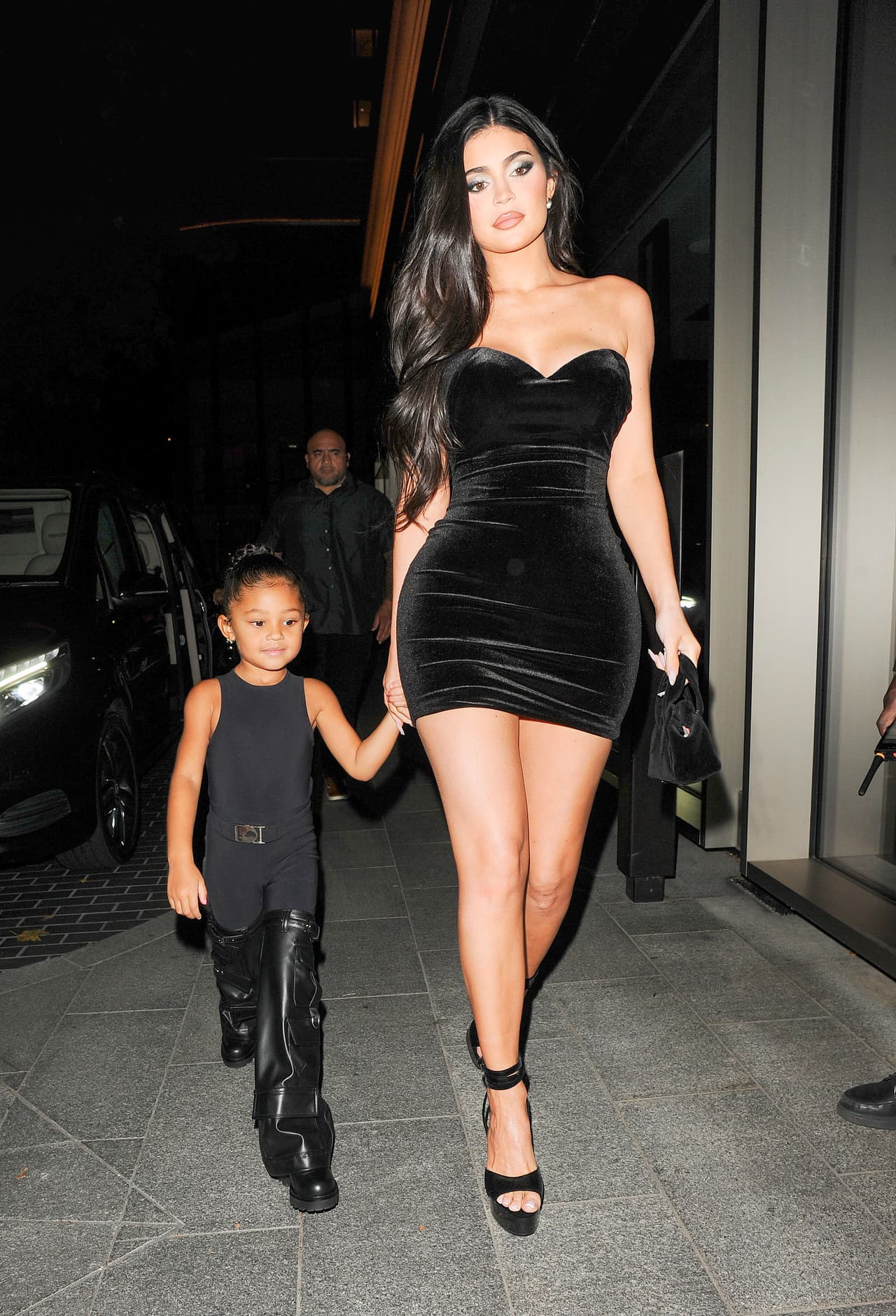 Además del abrigo azul de piel de cocodrilo, durante su estancia en Londres la socialité ha utilizado prendas de Balenciaga, Marine Serre y Comme des Garçons.