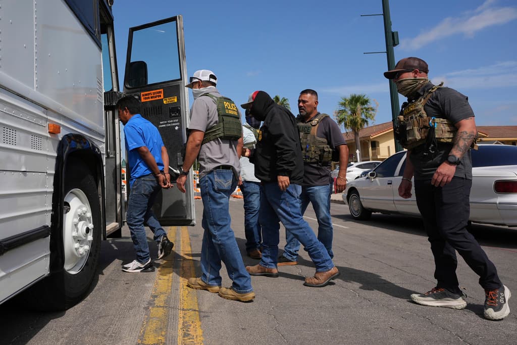 Agentes federales escoltan a un hombre a un autobús después de ser detenido la corte de inmigración el pasado jueves 17 de julio.