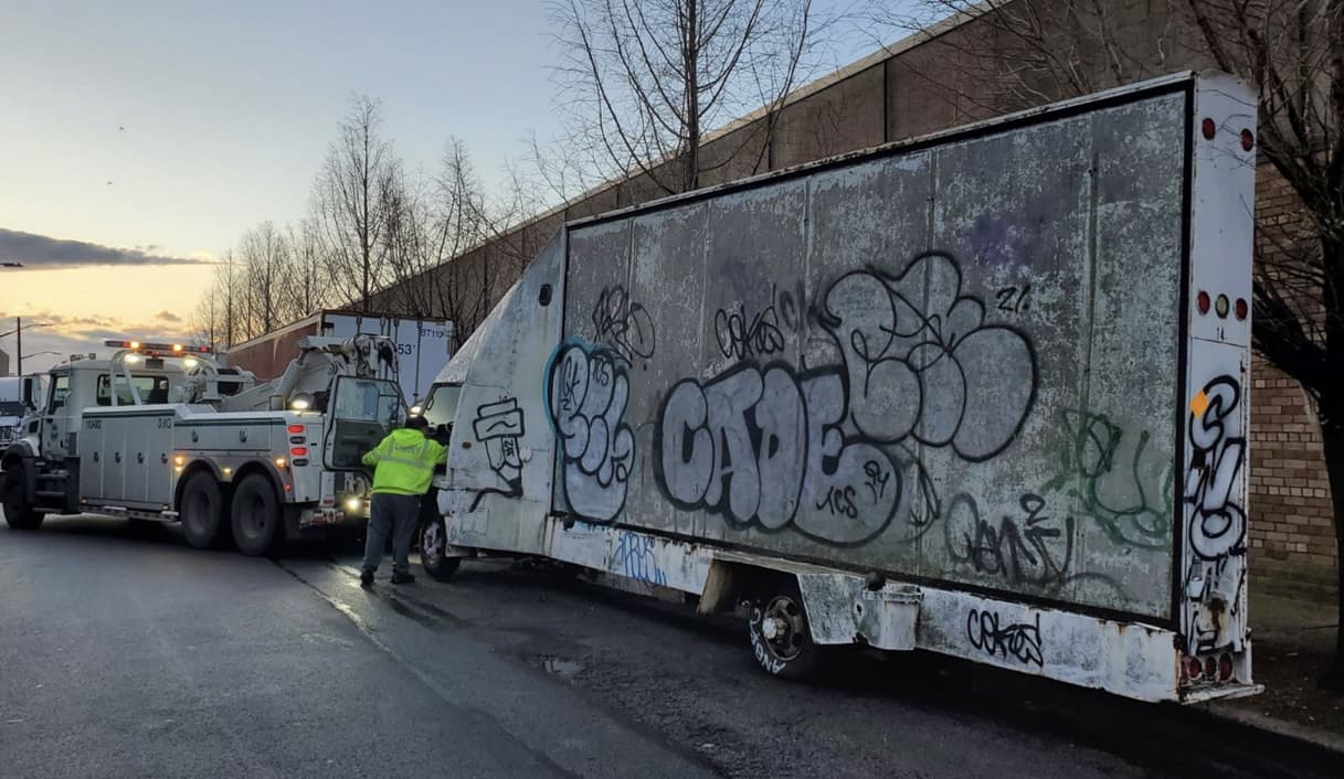 Desde camiones publicitarios hasta autobuses escolares, los vehículos que abandonan en NY