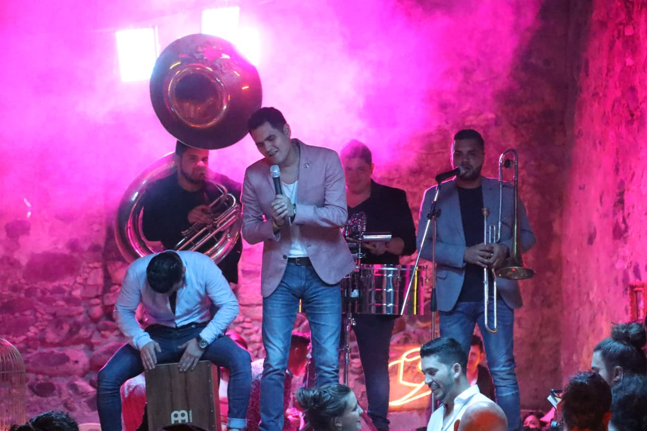 "Se le está olvidando // Lo que hacía para enamorarme // Ya no se emociona con las fechas importantes", inicia la canción.