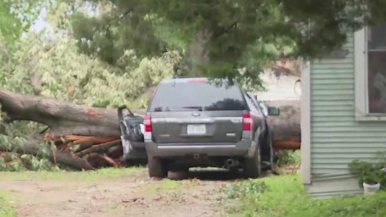 En el sureste de Houston, una mujer que intentó mover su auto en plena emergencia, perdió la vida.