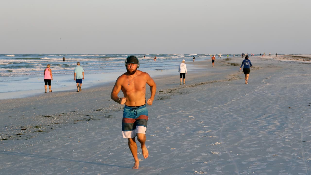 Una playa de Sarasota, Florida, llena de visitantes el lunes 27 de abril. En algunos condados de este estado se ha permitido que la gente visite los parques pero las populares playas de Miami Beach (al sur) permanecen cerradas.