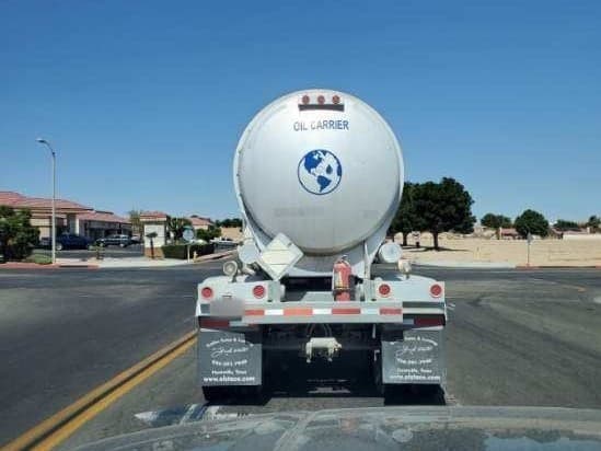 “Es cuando dije: ‘guau, no puedo creer que ahora el agua sea más valiosa que la gasolina’. Porque estos sujetos, en lugar de transportar gasolina llevaban 50,000 galones de agua en cada viaje”, señaló Gregg.