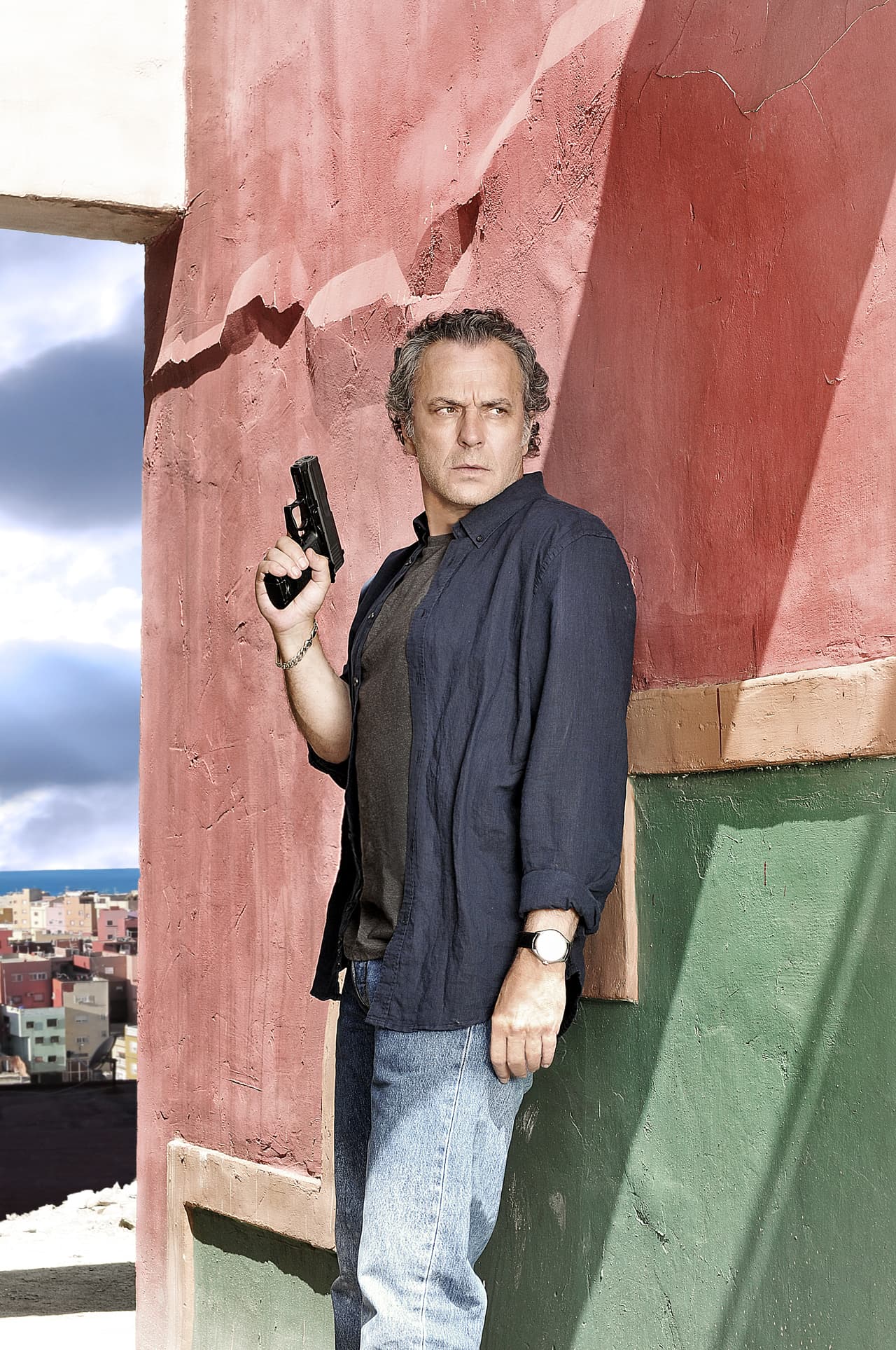 Hombre decidido y con liderazgo, tiene suficiente don de gentes para llevarse bien tanto con los buenos como con los malos en un lugar tan conflictivo com El Príncipe.