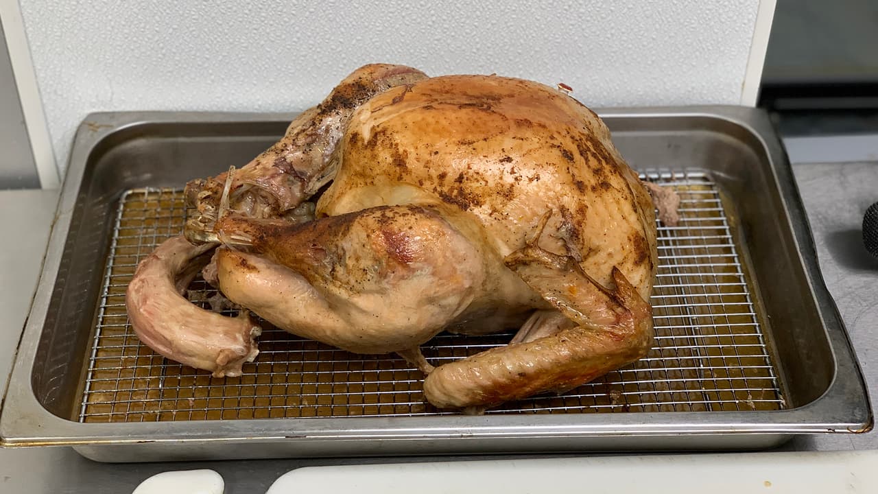 En su página web, los CDC aconsejan que te asegures de que el pavo esté en una envoltura plástica hermética antes de ponerlo en el fregadero.