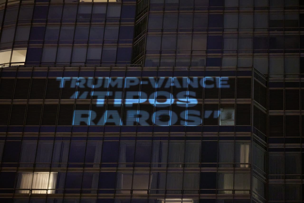 Uno de los que apareció en español decía: 
<i>Trump-Vance "tipos raros"</i>.