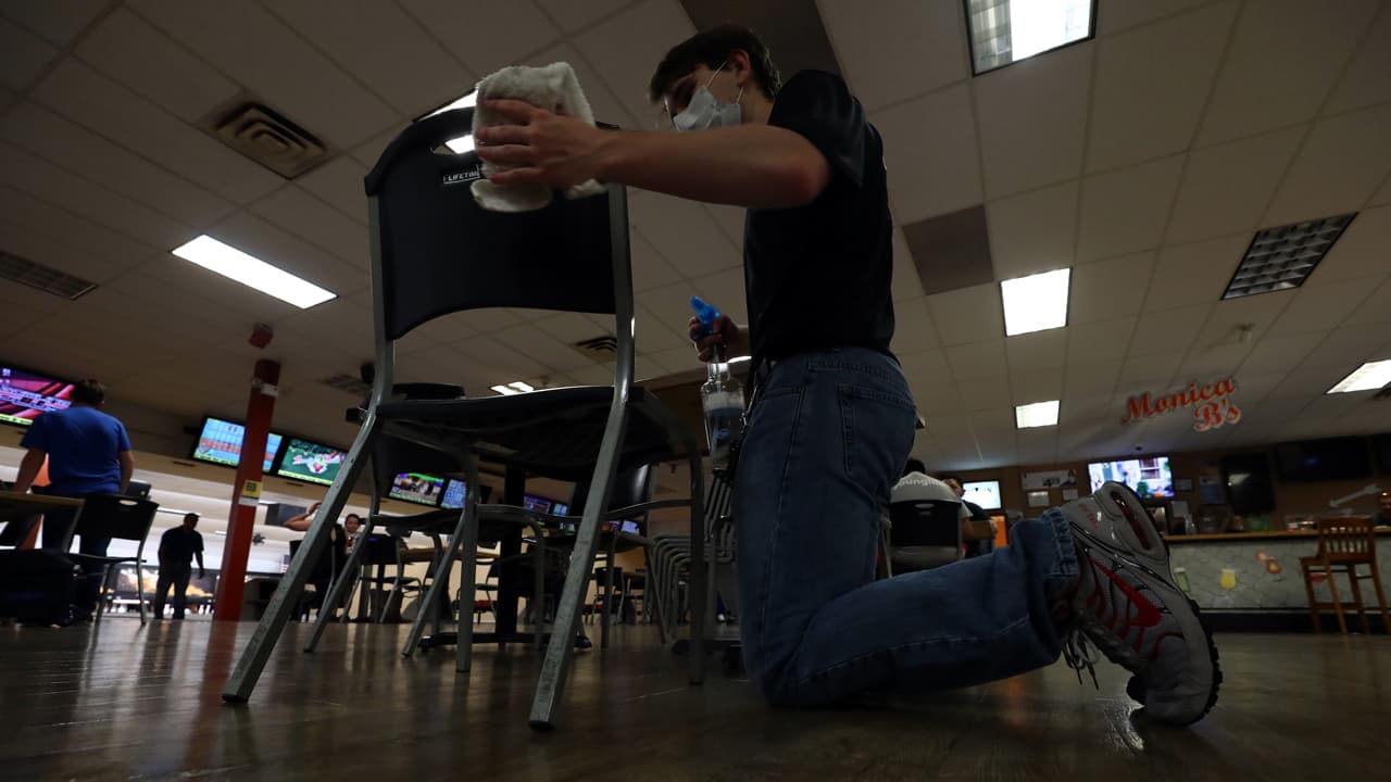 Dallas sigue el proceso de reapertura pese al número récord de hospitalizados.