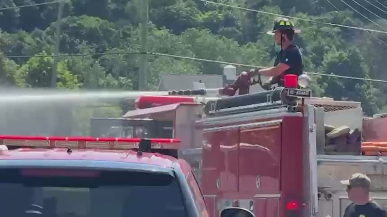 Hispanos afectados tras incendio en una antigua fábrica de muebles