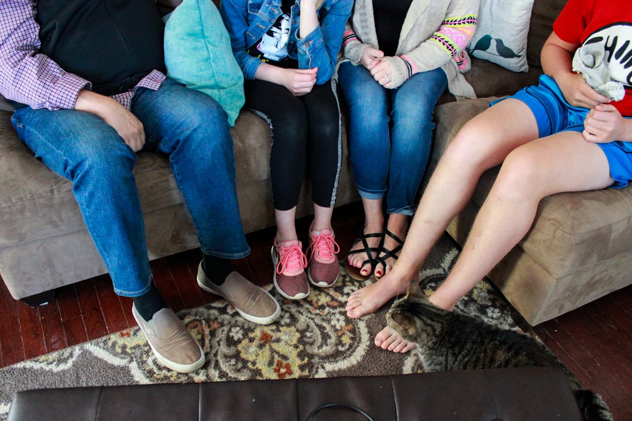 Jenn, Jason y sus hijos en casa la pasada primavera. Antes de ser adoptados, los niños experimentaron o fueron testigos de abusos por parte de sus padres biológicos. Este trauma severo, apuntan los terapeutas, es probablemente el origen de las dificultades del hijo para equilibrar sus emociones.