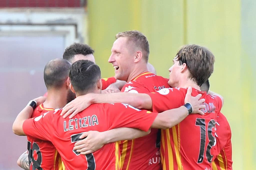 Benevento y Napoli se midieron pero los de San Paolo se llevan la victoria 2-1. Los hermanos Insigne brillaron y cada uno anotó para su equipo, pero el gol de la diferencia lo hace Andrea Petarga al minuto 67. El mexicano Hirving Lozano tuvo 58 minutos en la cancha durante la sexta jornada de la Serie A.