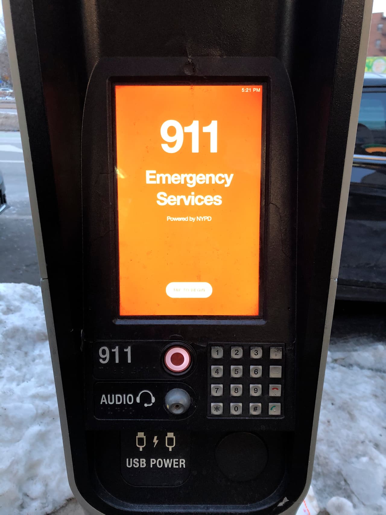 En el 2014, la administración del exalcalde De Blasio anunció el ganador del concurso para sustituir los teléfonos públicos por una red Wi-Fi en cinco distritos conocido como LinkNYC.