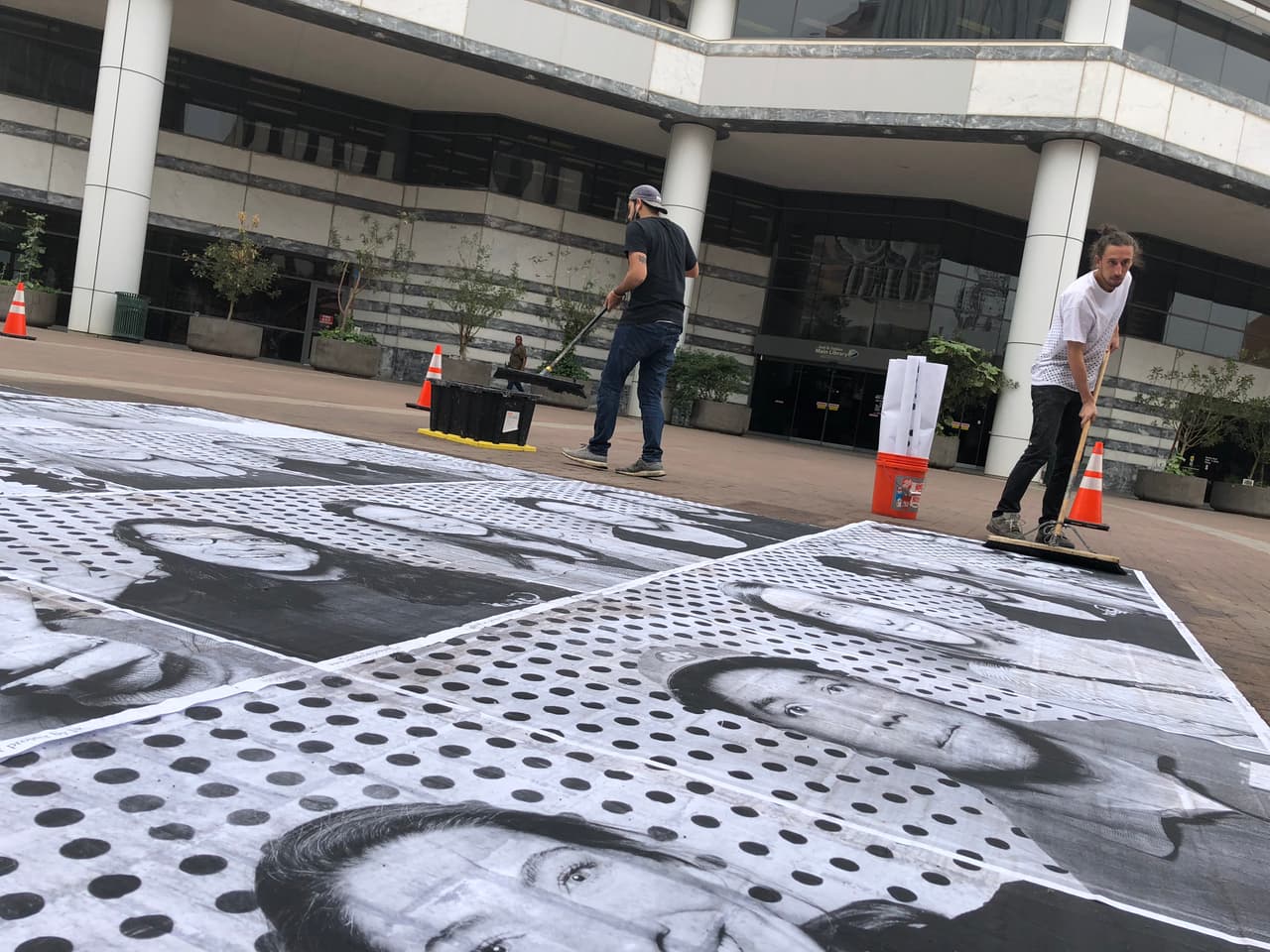 Las fotografías son pegadas en el piso de la plaza en el centro de Tucson hasta que la ciudad decida removerlas.