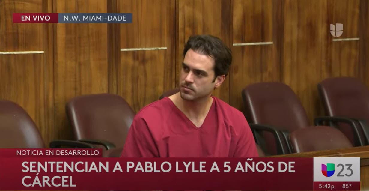 Lyle llegó a la sala vestido con 
<a href="https://www.univision.com/famosos/que-significa-el-color-rojo-uniforme-pablo-lyle-carcel">uniforme rojo que significa que es un preso "de alto perfil"</a> explicó la periodista Tanya Charry el 26 de octubre de 2022.
<br>