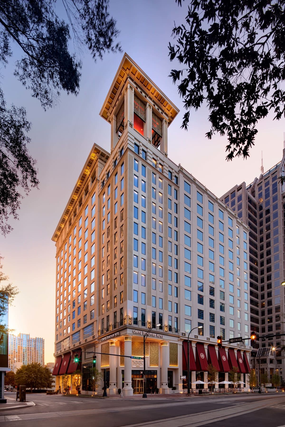 <b><a href="https://www.marriott.com/en-us/hotels/cltak-grand-bohemian-hotel-charlotte-autograph-collection/overview/?gclid=Cj0KCQiAjJOQBhCkARIsAEKMtO1OKy_5AjnG3theRBbywyDgTnNdwLhWyOzajnPYGxaVhNTJSIXvFP4aAvDzEALw_wcB&gclsrc=aw.ds" target="_blank">Lugar número 2: Grand Bohemian Hotel Charlotte, Autograph Collection</a></b>. El hotel boutique de 254 habitaciones está ubicado a solo unos pasos del distrito comercial y del centro de convenciones de Charlotte. Relájese en habitaciones con influencia argentina, inspiradas en obras de arte clásicas y completas con elementos de diseño cultural y comodidades modernas.