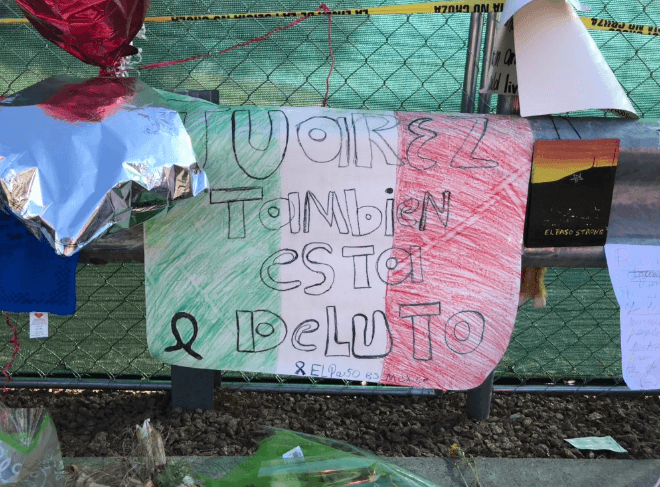 Un letrero con los colores de la bandera mexicana dice "Juárez también está de luto". El Paso y Ciudad Juárez fueron una sola ciudad hasta 1848, la guerra entre México y Estados Unidos. El Paso del Norte fue fundado en 1659: el año pasado, las dos ciudades cumplieron 450 años.