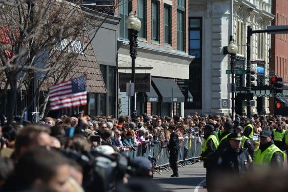Multitudes estuvieron afuera de la capilla donde se llevo a cabo la ceremonia como muestra de apoyo a las víctimas de los atentados.