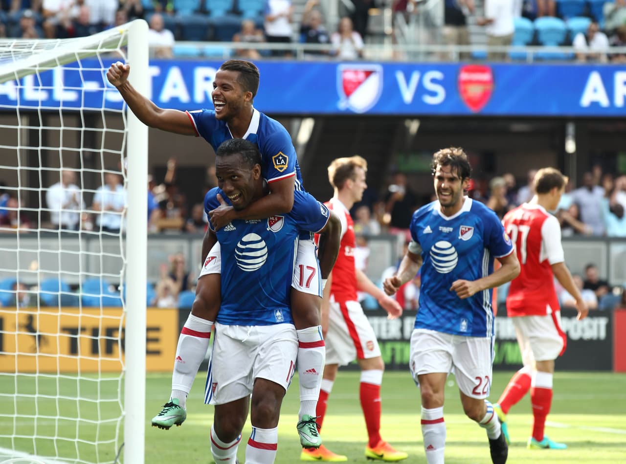 Giovani dos Santos jugó ese partido junto a Didier Drogba, pero el equipo terminó cayendo por 2-1 ante los ingleses.