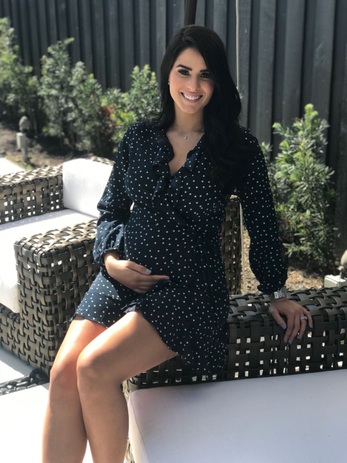 Aunque los achaques comunes del embarazo se han hecho presentes, y no se ha sentido del todo bien, ella habla de ellos con una sonrisa en el rostro pues más que sufrirlos los goza.