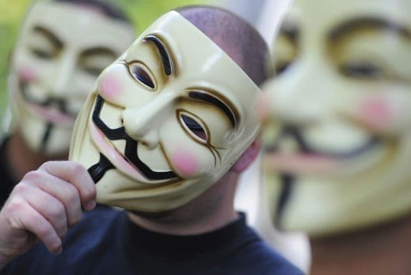 Tercer nivel, el clero, o sea, los varios miles de miembros de la Sea Org, muchos de los cuales se unieron a la cienciología desde su infancia. En la foto,activistas de la organización Anónimos, quienes se enmascararon el 14 de agosto de 2008 durante una demostración en Berlín, para atraer la atención a los métodos totalitarios de la Iglesia de Cienciología.