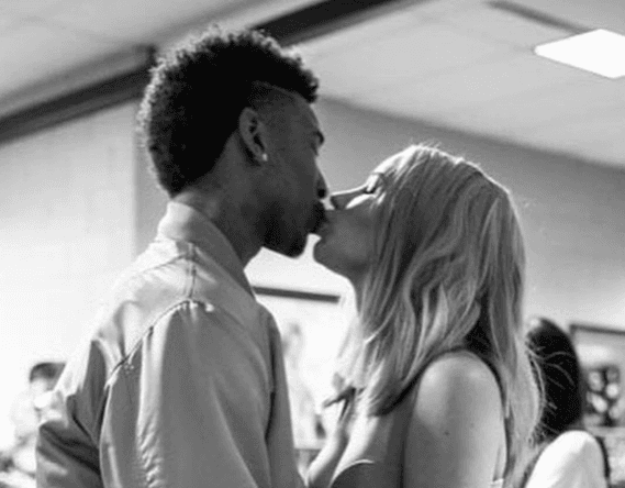 El portal E! News reportó que la joya tiene brillantes amarillos de 8.15 quilates, una piedra central de 2.28 quilates de diamantes blancos y oro blanco. La pareja está junta desde 2013 y parece que así seguirán por siempre. ¡Qué felicidad!