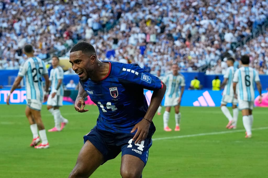 Deroy Duarte de Cabo Verde celebra el gol que los llevó a los tiempos extras.