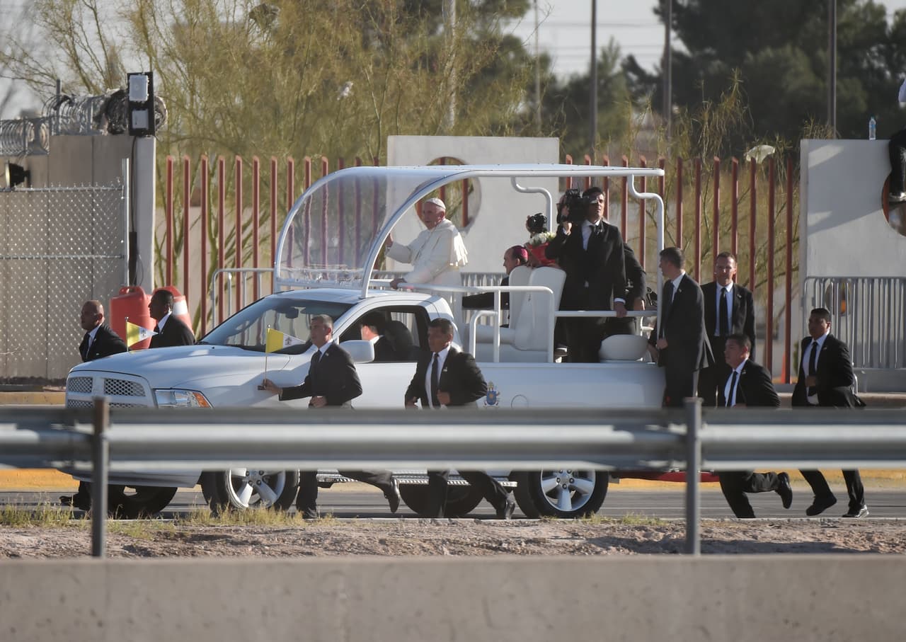 En su visita a México, el Papa visitó la frontera entre Ciudad Juarez y El Paso, Texas en un papamóvil basado en una camioneta pickup
<b><a href="http://www.univision.com/noticias/a-bordo/la-ram-1500-rebel-es-una-de-las-mejores-pickups-en-el-mercado-1-video1" target="_blank">Ram</a> 2500 </b>fabricada por Fiat Chrysler en México.
