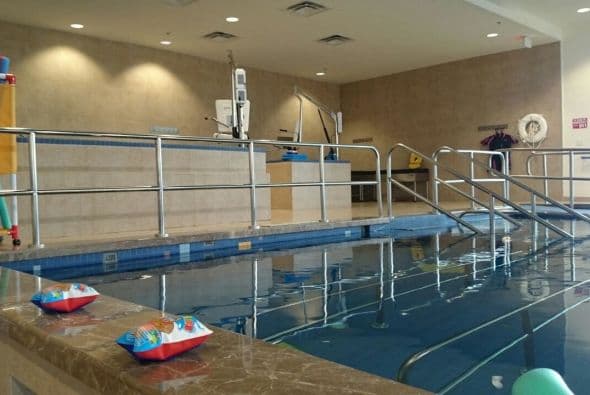 En la alberca, uno de los espacios más divertidos y funcionales para la rehabilitación de los niños, se practica la hidroterapia. Aquí se ayuda a los niños con terapias grupales e individuales en instalaciones para pacientes con necesidades específicas de terapia.