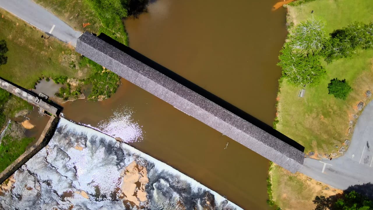 El puente fue construido en 1885 por Washington (W.W.) King, hijo del esclavo liberado y famoso constructor de puentes cubiertos Horace King, según el Departamento de Recursos Naturales de Georgia.