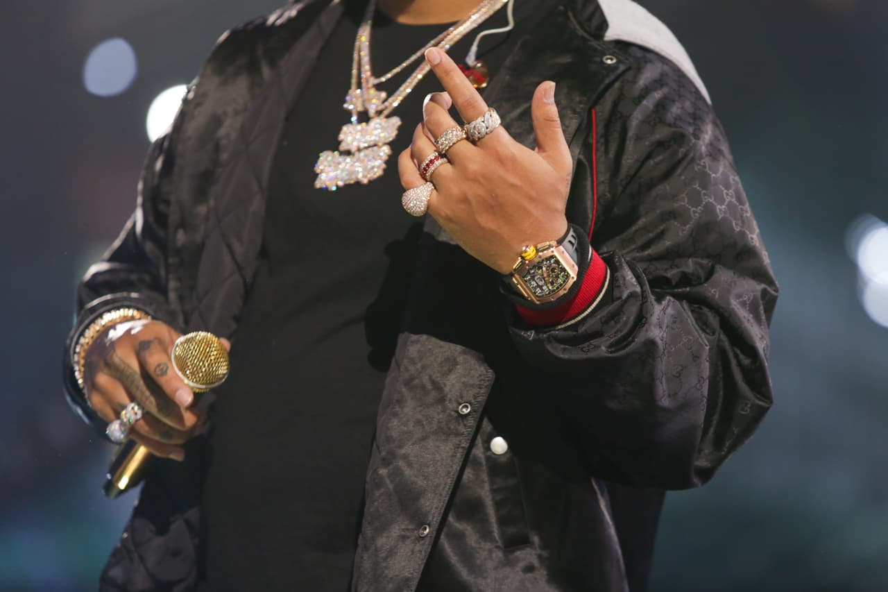 Cada joya que lleva en sus manos, su cuello, sus orejas y hasta en sus dientes fue escogida por él. "Todas, menos una...".