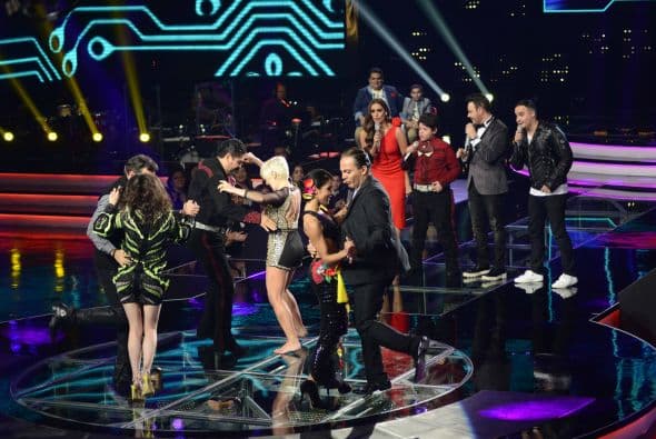Los jueces subieron al escenario para darnos una clase de baile. Ana Torroja hasta se quitó los zapatos, Cristian Castro enseñó su movimiento de cadera a María León, Espinoza Paz bailó pegadito con Paty Cantú y Pee Wee se movió con candela.
