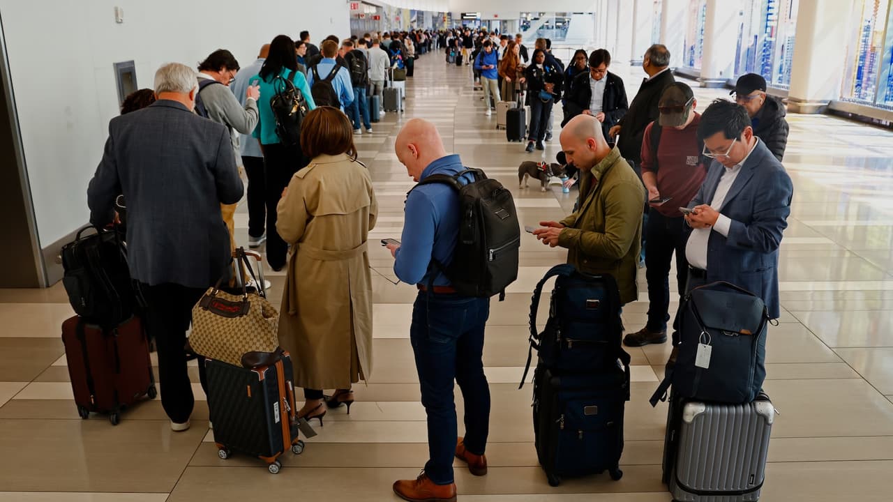 Qué hacer si pierdes un vuelo por largas filas de TSA en el aeropuerto