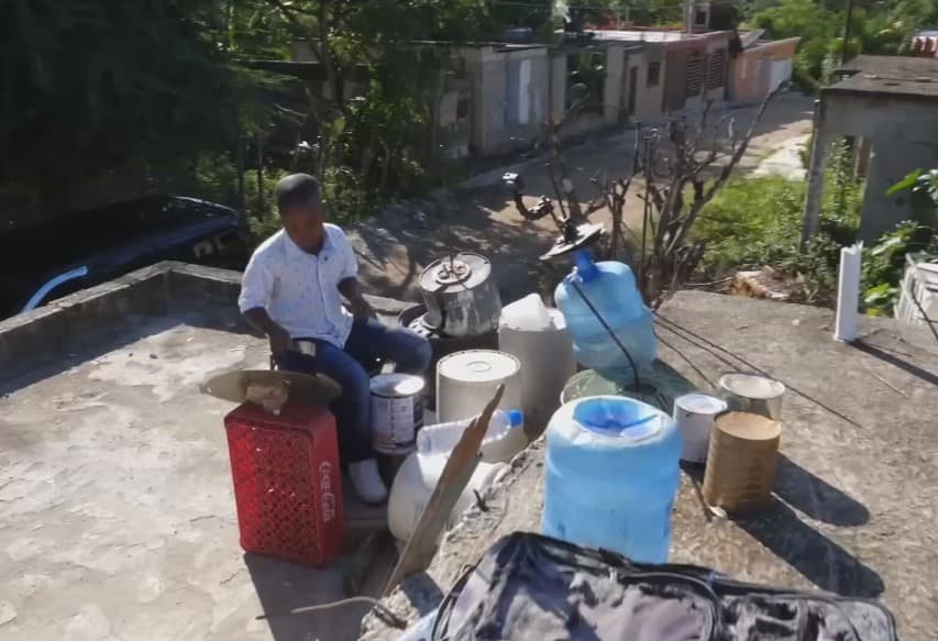 Tiene 10 años y su ‘sueño navideño’ es poder tener instrumentos reales para tocar la música que aprendió solo