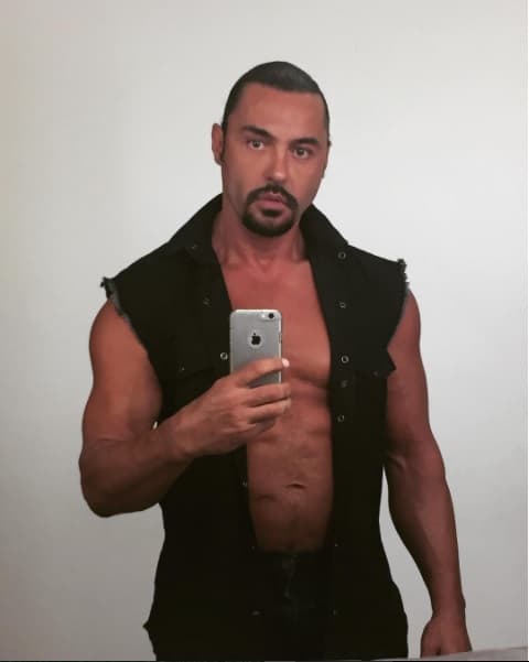 El ex luchador Latin Lover ya estuvo en la emisión pasada de 'Sólo para mujeres' hace 17 años y hoy con 49 años de edad, se está poniendo de nuevo en forma para arrancar suspiros.