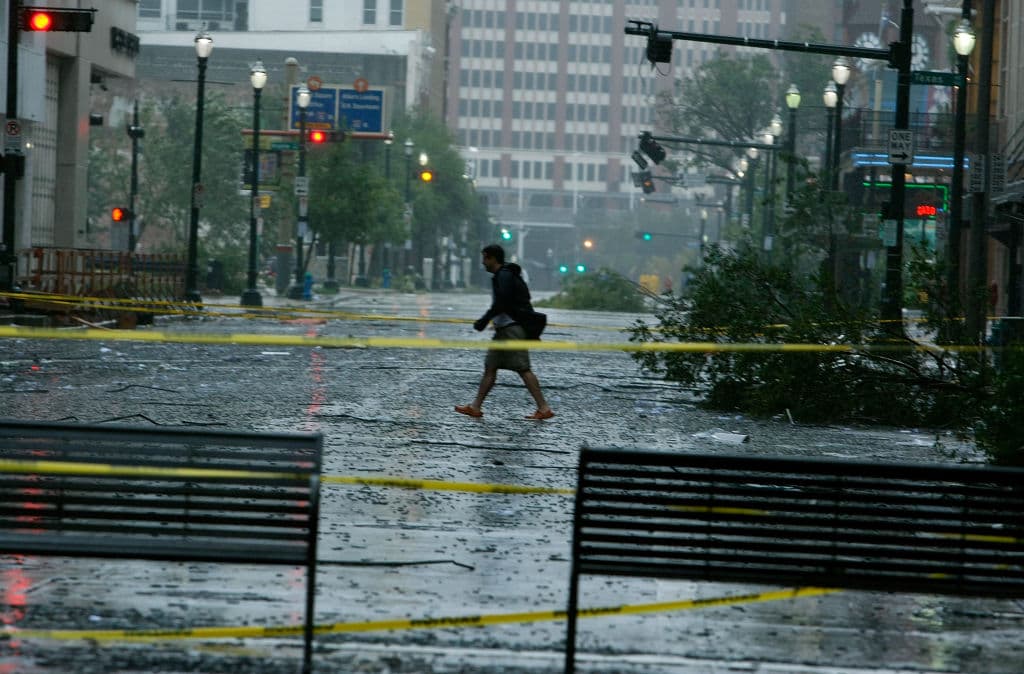 <b>Huracán Ike, 2008. </b>El huracán Ike azotó la costa del Golfo de Texas en septiembre de 2008 con una marejada de hasta 20 pies (6 metros) en Galveston.