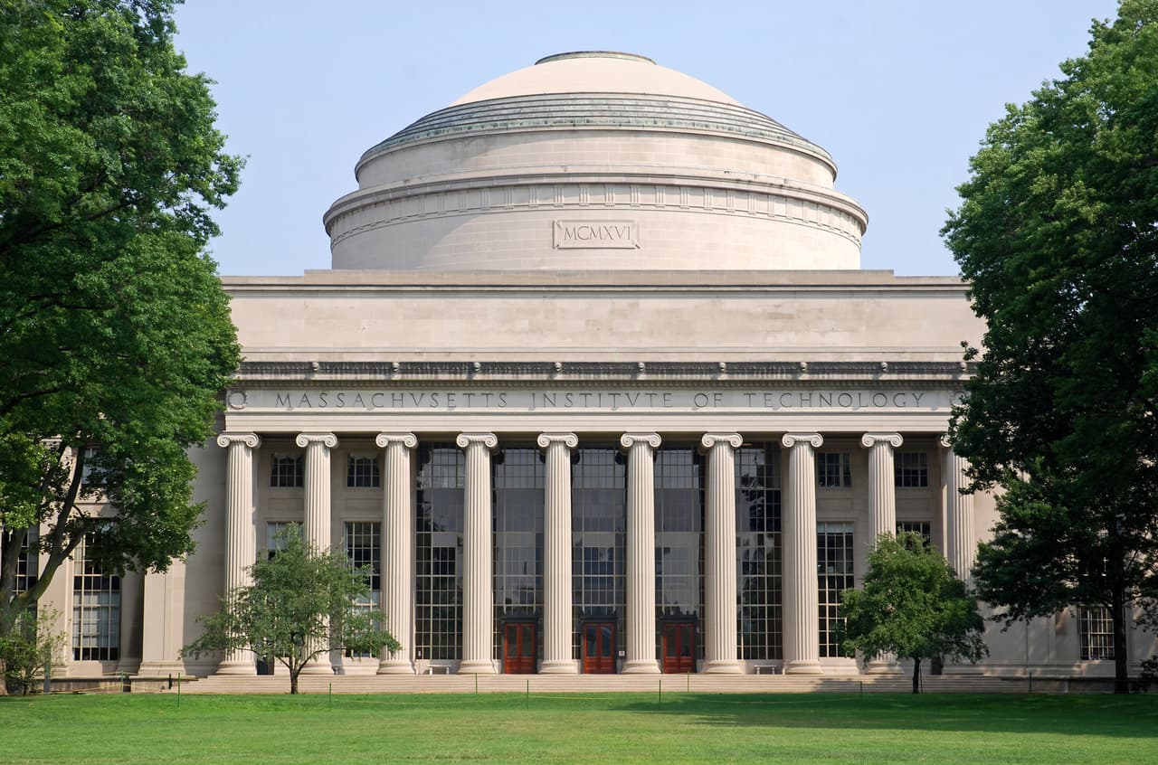 El Instituto Tecnológico de Massachusetts (MIT) no se autodenominará 'campus santuario', pero
<b><a href="https://docs.google.com/spreadsheets/d/1fHOHRFxzo_Pp85rR_58ug4rMv9WODPDmRLK0dP2FT-k/edit#gid=0"> sí proporciona toda la ayuda legal necesaria para mantener a los estudiantes indocumentados inscritos en MIT</a></b>. Además, dicen en su página web que van "
<b>a</b> 
<b>seguir ignorando el estatus migratorio durante el proceso de admisión</b>".