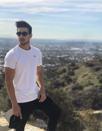 Cuando Vecinos cumplió un año al aire, Vadhir dejó la serie para estudiar actuación en el extranjero.