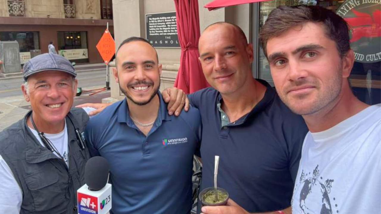 Los tres amigos posan junto a Pedro Silva, de N+ Univision 23 DFW, tras llegar a la ciudad de Fort Worth, en Texas.