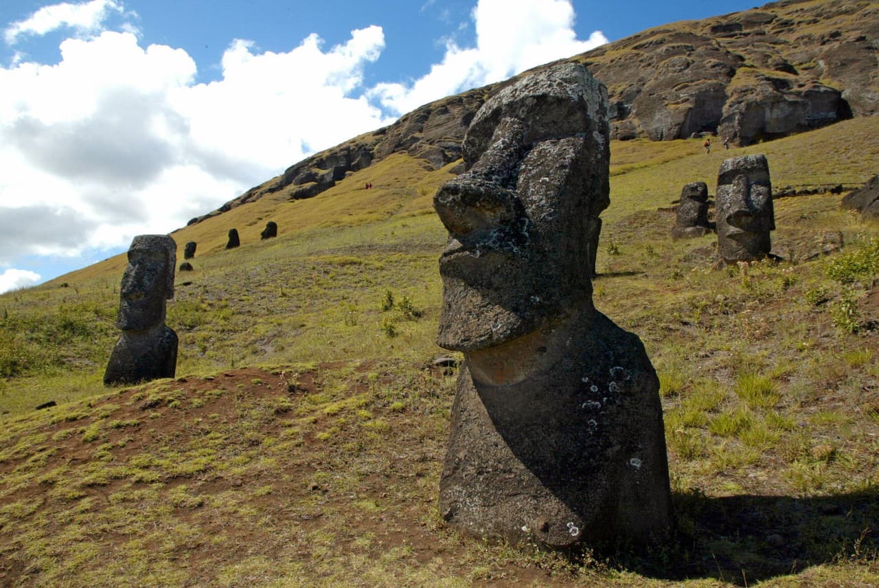 La
<b> isla de Pascua o Raui Nui, </b>reconocida por sus enormes estatuas de cabezas que datan de los años 1250-1500 AC, se encuentra en el Océano Pacífico a más de 3,500 km de la costa de
<b> Chile</b> y es la isla poblada más remota del mundo.