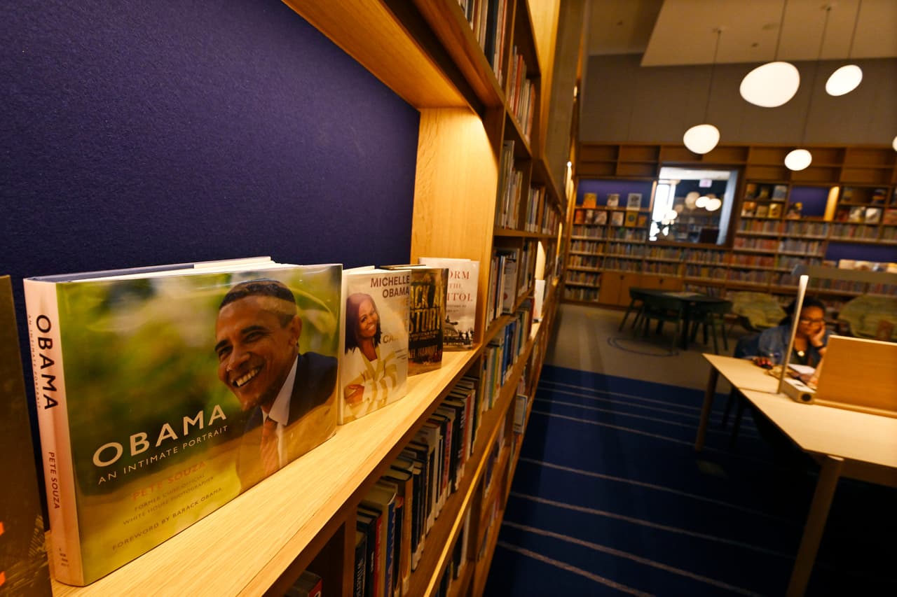 La biblioteca cuenta con libros sobre la vida y el legado de Barack Obama.