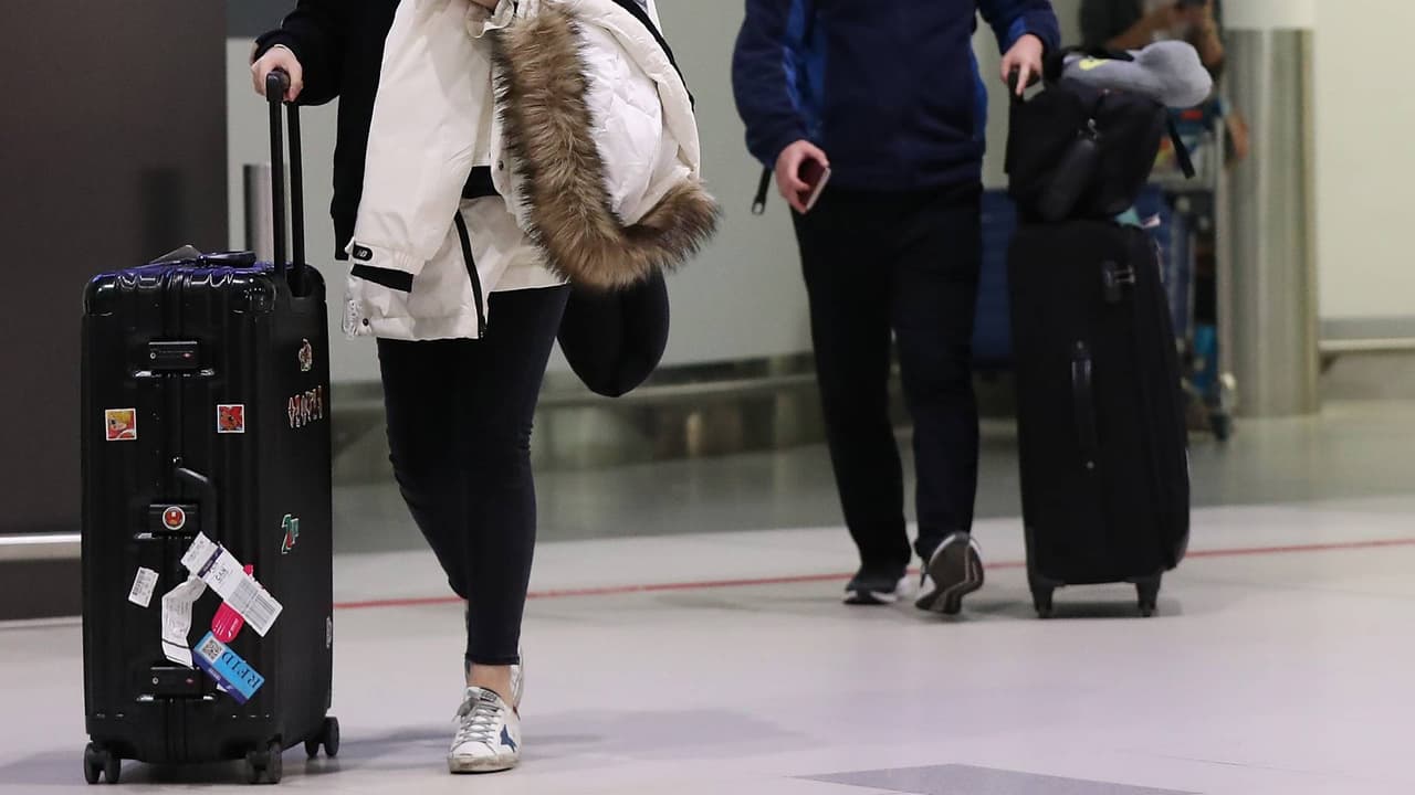 Pasajeros lidian con largas filas y vuelos retrasados en el Aeropuerto de Orlando: este es el panorama