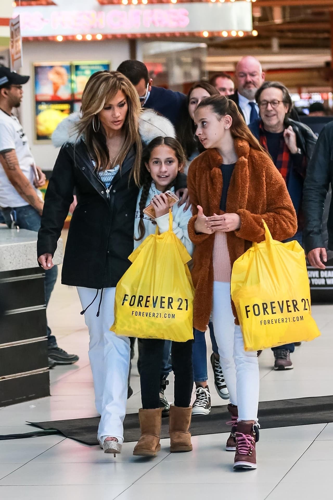 En uno de los recesos, Jennifer López fue vista conversando con 
<b><a href="https://www.univision.com/entretenimiento/emme-interpreto-a-su-propia-madre-en-el-nuevo-videoclip-de-jennifer-lopez">su hija Emme</a></b> y con Ella, la más pequeña de las hijas de Alex Rodríguez. Ambas pre adolescentes fueron juntas de compras mientras la 'Diva del Bronx' trabajaba.