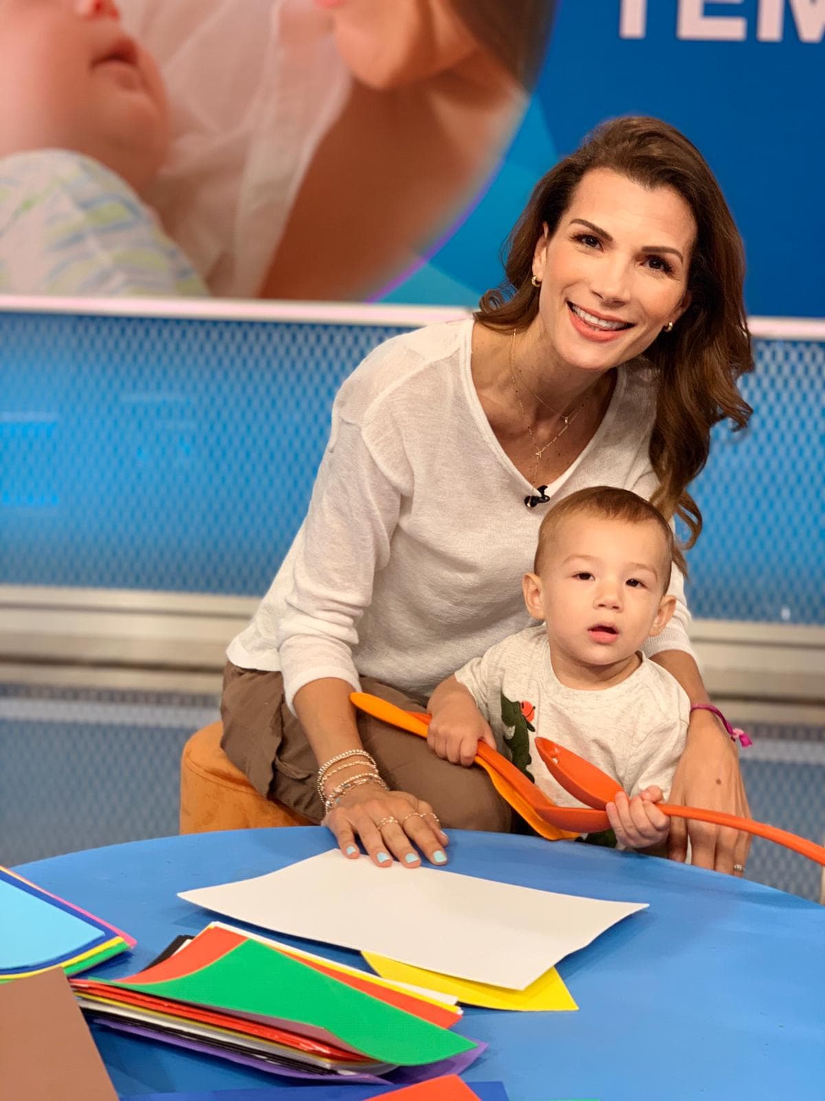 Liam estuvo explorando todo el espacio. Lo vimos en la sección moviendo artículos y jugando con Anabella. Los profesionales invitados recomendaron, que al igual que el pequeño de Alan Tacher, los niños interactúen con diferentes materiales que hay en casa, como botellas de agua y tubos de cartón.
<br>