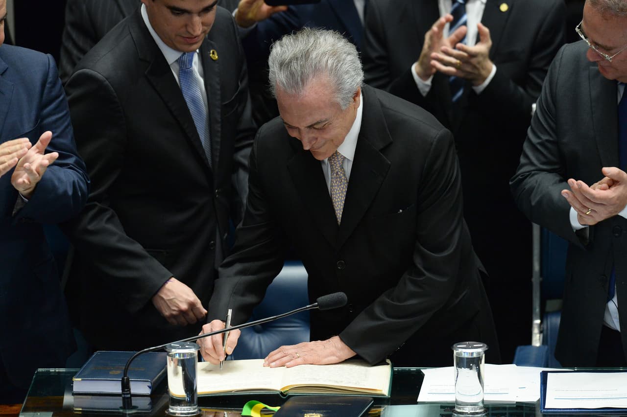 Michel Temer es investido como presidente de Brasil, hasta finalizar el periodo en diciembre de 2018.