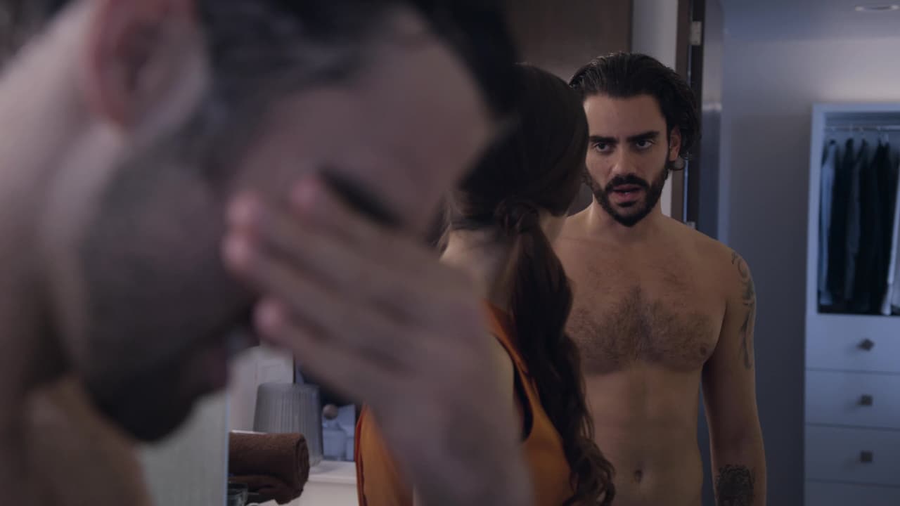 La escena puso al descubierto la relación de Alejandro con Miguel y Mora, enojada y sintiéndose traicionada, juró vengarse.