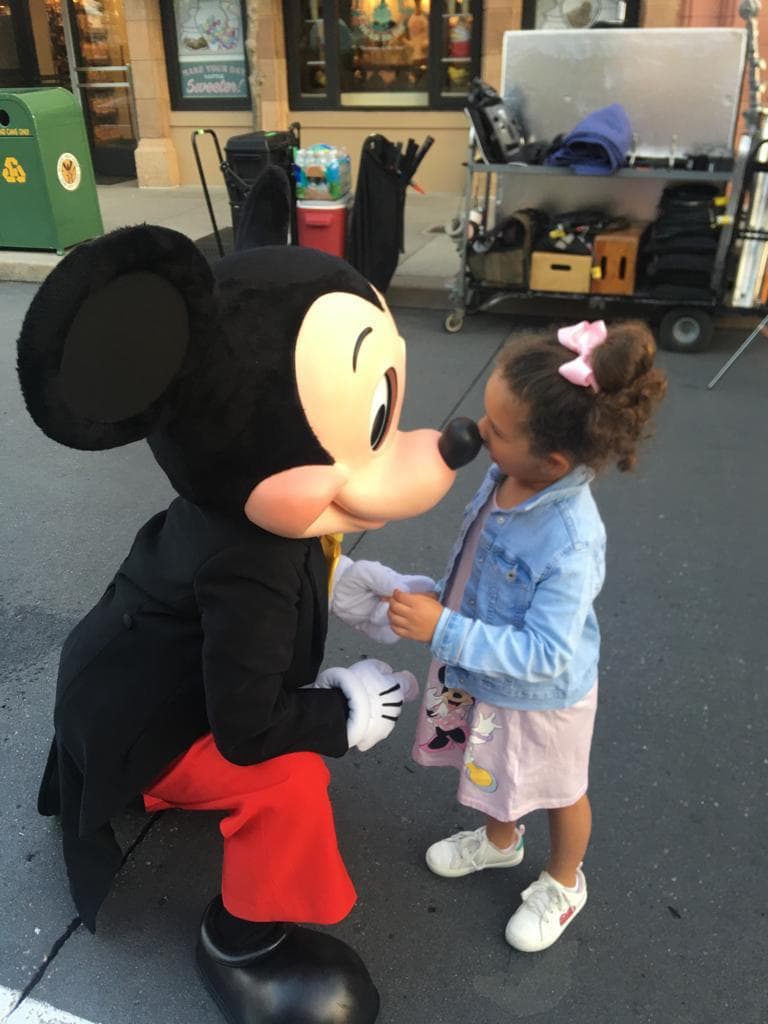 Anabella gozó cada instante con este personaje, que al igual que a muchos otros niños, les robó el corazón desde el primer momento.
<br>
