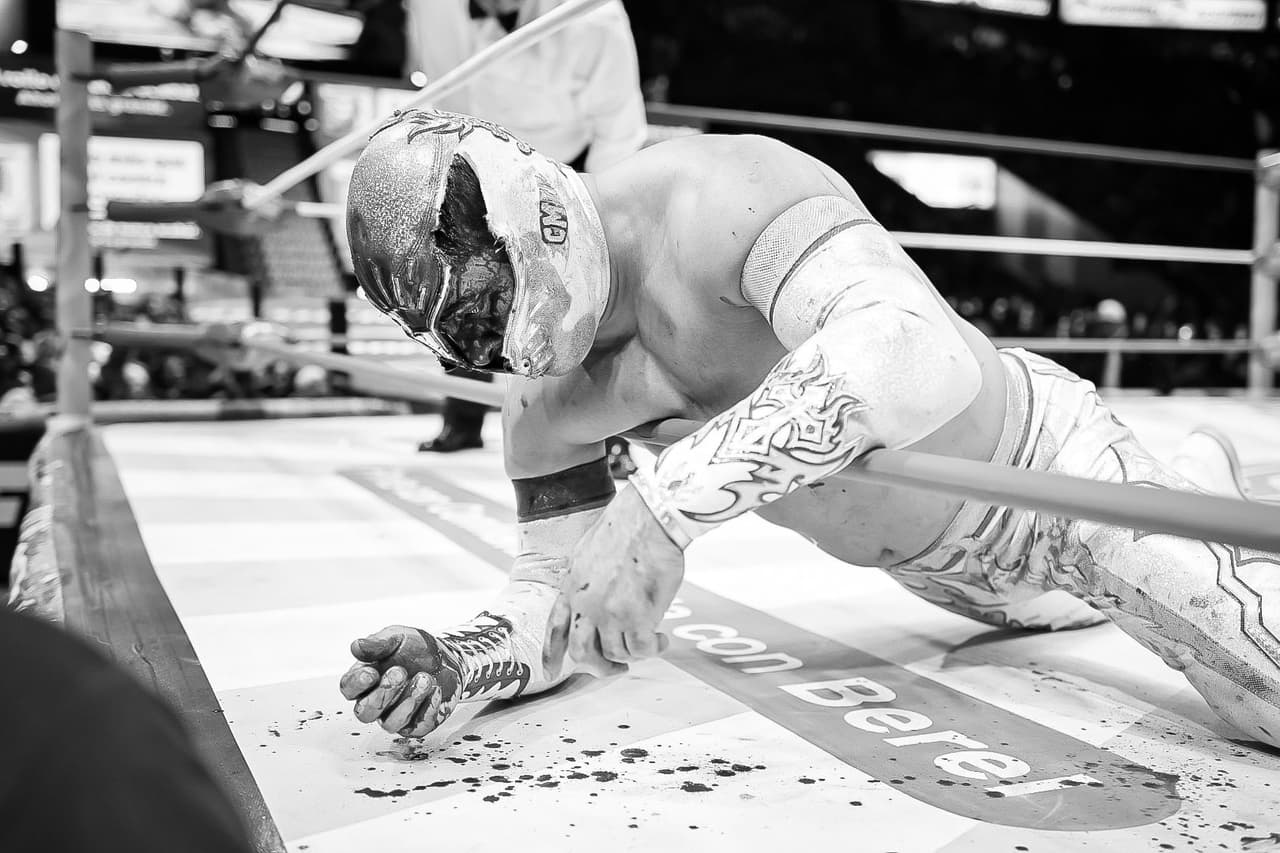 ¡Épica Lucha de aniversario! Místico sufre y se van dos cabelleras