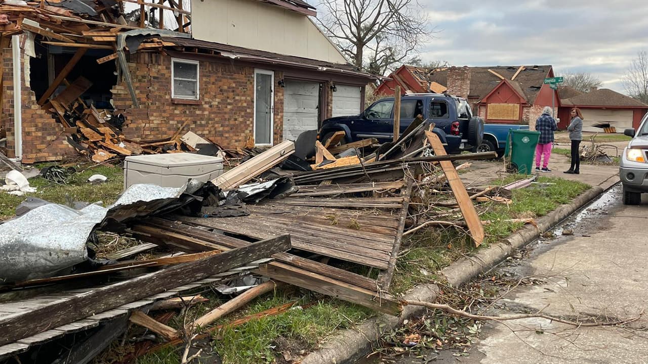 Miles de personas se quedaron 
<b><a href="https://www.univision.com/local/houston-kxln/tiempo-houston-servicio-electrico-36-000-clientes-luz-tornados?890?890" target="_blank">sin energía eléctrica</a></b>. Center Point Energy ha trabajado para restablecer el servicio en el área.