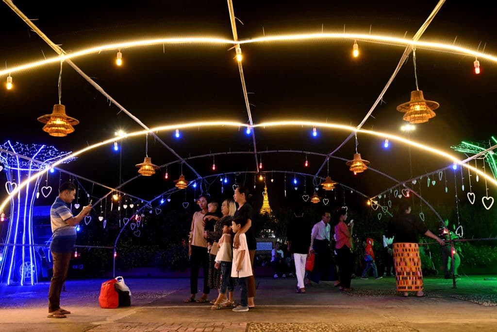 Familias comienzan a congregarse en un parque público en donde suele esperarse el año nuevo en Yangon, Mianmar.